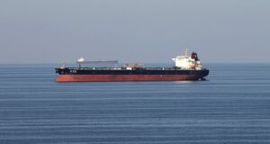 Estrecho de Ormuz sufre por bloqueo de buques por EE. UU. Buque petrolero navegando en aguas del estrecho de Ormuz durante el bloqueo naval desplegado por EE. UU.