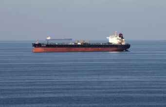 Estrecho de Ormuz sufre por bloqueo de buques por EE. UU. Buque petrolero navegando en aguas del estrecho de Ormuz durante el bloqueo naval desplegado por EE. UU.