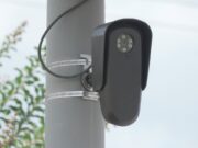 Cámaras Flock en Alabama registran nuevas reglas de uso Camara Flock de lectura de matriculas instalada en un poste de servicios publicos en Alabama.
