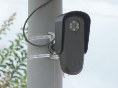 Cámaras Flock en Alabama registran nuevas reglas de uso Camara Flock de lectura de matriculas instalada en un poste de servicios publicos en Alabama.