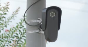 Cámaras Flock en Alabama registran nuevas reglas de uso Camara Flock de lectura de matriculas instalada en un poste de servicios publicos en Alabama.