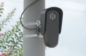 Cámaras Flock en Alabama registran nuevas reglas de uso Camara Flock de lectura de matriculas instalada en un poste de servicios publicos en Alabama.