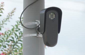 Cámaras Flock en Alabama registran nuevas reglas de uso Camara Flock de lectura de matriculas instalada en un poste de servicios publicos en Alabama.