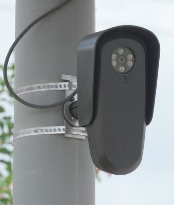 Cámaras Flock en Alabama registran nuevas reglas de uso Camara Flock de lectura de matriculas instalada en un poste de servicios publicos en Alabama.