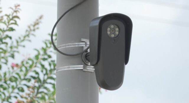 Cámaras Flock en Alabama registran nuevas reglas de uso Camara Flock de lectura de matriculas instalada en un poste de servicios publicos en Alabama.