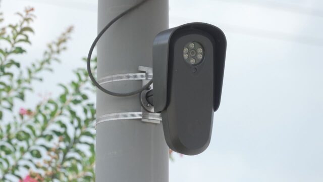 Camara Flock de lectura de matriculas instalada en un poste de servicios publicos en Alabama.