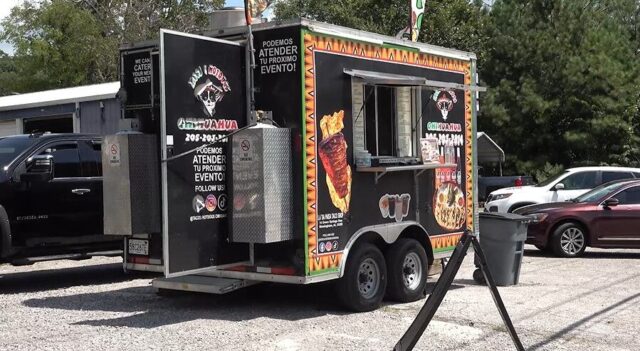 camion-comida-tacos-and-hotdogs-chihuahua-hoover Camión de comida Tacos and Hotdogs Chihuahua estacionado en un terreno al aire libre en Alabama.