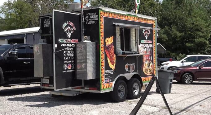 Regulaciones para camiones de comida cambian en Hoover Camión de comida Tacos and Hotdogs Chihuahua estacionado en un terreno al aire libre en Alabama.