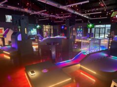 Inauguran nuevo centro interactivo Putter Up en Pelham Campo de minigolf bajo techo con luces LED brillantes en el nuevo centro Putter Up en Pelham.