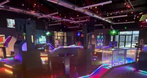 Inauguran nuevo centro interactivo Putter Up en Pelham Campo de minigolf bajo techo con luces LED brillantes en el nuevo centro Putter Up en Pelham.