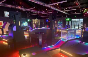 Inauguran nuevo centro interactivo Putter Up en Pelham Campo de minigolf bajo techo con luces LED brillantes en el nuevo centro Putter Up en Pelham.