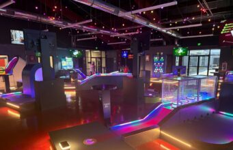 Inauguran nuevo centro interactivo Putter Up en Pelham Campo de minigolf bajo techo con luces LED brillantes en el nuevo centro Putter Up en Pelham.