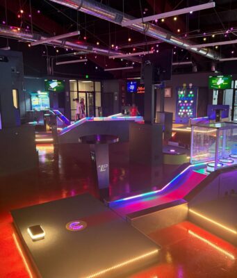 Inauguran nuevo centro interactivo Putter Up en Pelham Campo de minigolf bajo techo con luces LED brillantes en el nuevo centro Putter Up en Pelham.