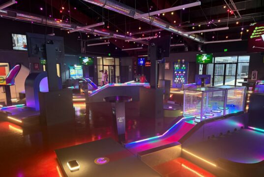 Inauguran nuevo centro interactivo Putter Up en Pelham Campo de minigolf bajo techo con luces LED brillantes en el nuevo centro Putter Up en Pelham.