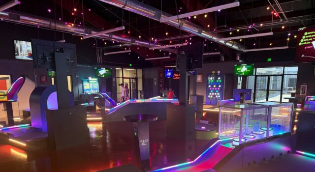 Inauguran nuevo centro interactivo Putter Up en Pelham Campo de minigolf bajo techo con luces LED brillantes en el nuevo centro Putter Up en Pelham.