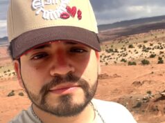 Asesinan al influencer César Gastélum en Culiacán Selfie de César Gastélum, influencer asesinado en Culiacán, usando gorra en un paisaje desértico.