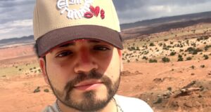 Asesinan al influencer César Gastélum en Culiacán Selfie de César Gastélum, influencer asesinado en Culiacán, usando gorra en un paisaje desértico.