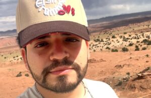 Asesinan al influencer César Gastélum en Culiacán Selfie de César Gastélum, influencer asesinado en Culiacán, usando gorra en un paisaje desértico.