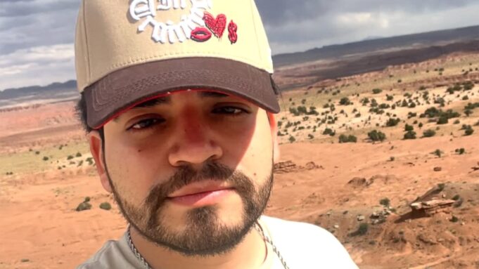 Asesinan al influencer César Gastélum en Culiacán Selfie de César Gastélum, influencer asesinado en Culiacán, usando gorra en un paisaje desértico.