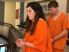 Abuso sexual infantil deja a pareja presa en Madison County Chelsea Elmore y Antony Ebey esposados y con uniforme de reclusos en un juzgado de Madison County.