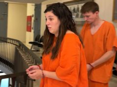 Abuso sexual infantil deja a pareja presa en Madison County Chelsea Elmore y Antony Ebey esposados y con uniforme de reclusos en un juzgado de Madison County.