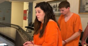 Abuso sexual infantil deja a pareja presa en Madison County Chelsea Elmore y Antony Ebey esposados y con uniforme de reclusos en un juzgado de Madison County.