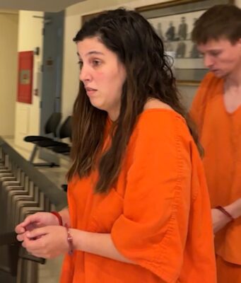 Abuso sexual infantil deja a pareja presa en Madison County Chelsea Elmore y Antony Ebey esposados y con uniforme de reclusos en un juzgado de Madison County.
