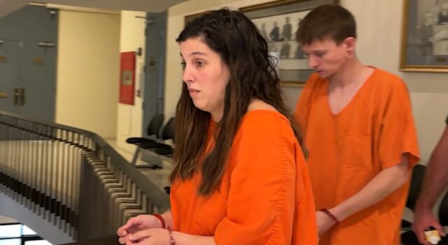 Abuso sexual infantil deja a pareja presa en Madison County Chelsea Elmore y Antony Ebey esposados y con uniforme de reclusos en un juzgado de Madison County.