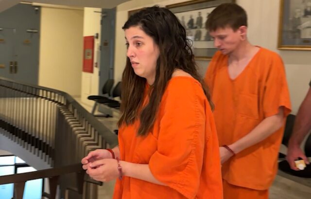 chelsea-elmore-antony-ebey-audiencia-madison-county Chelsea Elmore y Antony Ebey esposados y con uniforme de reclusos en un juzgado de Madison County.