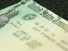 Condenan a 5 años de cárcel por fraude bancario en Alabama Primer plano de un cheque del Tesoro de EE. UU. con la Estatua de la Libertad, usado en fraude en Alabama.