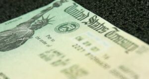 Condenan a 5 años de cárcel por fraude bancario en Alabama Primer plano de un cheque del Tesoro de EE. UU. con la Estatua de la Libertad, usado en fraude en Alabama.
