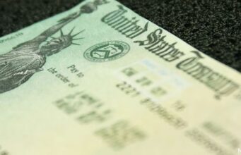 Condenan a 5 años de cárcel por fraude bancario en Alabama Primer plano de un cheque del Tesoro de EE. UU. con la Estatua de la Libertad, usado en fraude en Alabama.