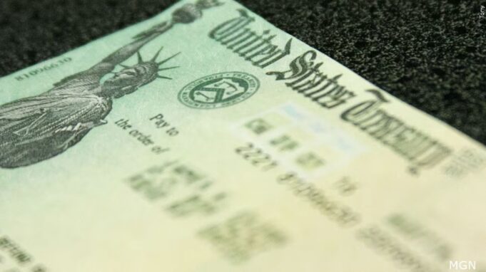 Condenan a 5 años de cárcel por fraude bancario en Alabama Primer plano de un cheque del Tesoro de EE. UU. con la Estatua de la Libertad, usado en fraude en Alabama.