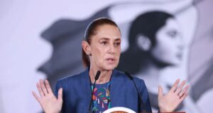 México envía insumos pero frena rescate militar Claudia Sheinbaum presidenta de México ofreciendo declaraciones sobre el envío de ayuda tras el terremoto.