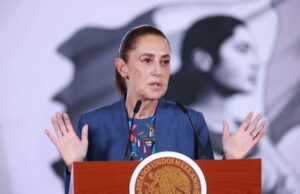 México envía insumos pero frena rescate militar Claudia Sheinbaum presidenta de México ofreciendo declaraciones sobre el envío de ayuda tras el terremoto.