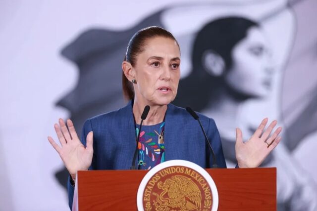 Claudia Sheinbaum presidenta de México ofreciendo declaraciones sobre el envío de ayuda tras el terremoto.