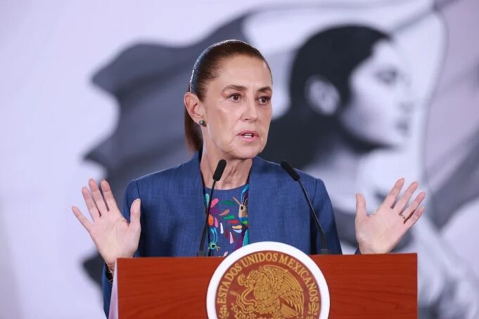México envía insumos pero frena rescate militar Claudia Sheinbaum presidenta de México ofreciendo declaraciones sobre el envío de ayuda tras el terremoto.