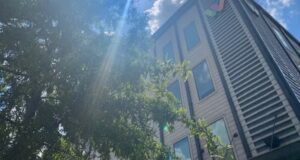 Apartamentos clausurados en Tuscaloosa por presencia de moho Fachada del complejo de apartamentos The Walk en Tuscaloosa investigado por problemas de moho.