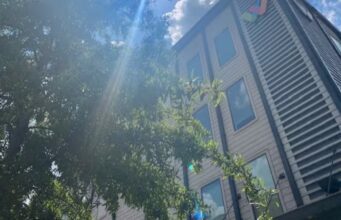 Apartamentos clausurados en Tuscaloosa por presencia de moho Fachada del complejo de apartamentos The Walk en Tuscaloosa investigado por problemas de moho.
