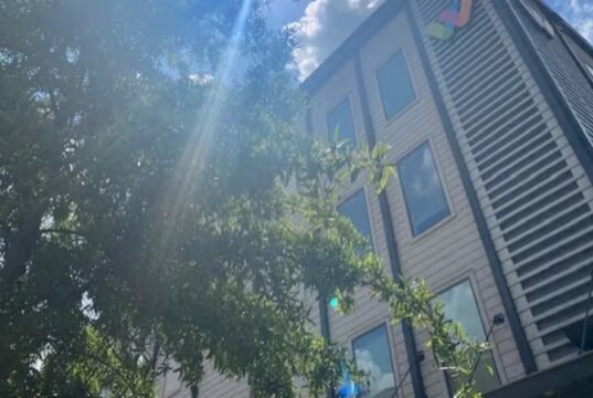 Apartamentos clausurados en Tuscaloosa por presencia de moho Fachada del complejo de apartamentos The Walk en Tuscaloosa investigado por problemas de moho.