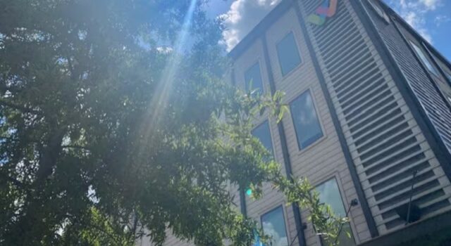Apartamentos clausurados en Tuscaloosa por presencia de moho Fachada del complejo de apartamentos The Walk en Tuscaloosa investigado por problemas de moho.