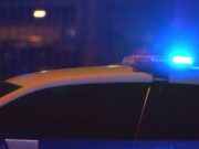 Tiroteo en el condado de Blount deja un detenido y un prófugo Luces azules de emergencia en una patrulla policial durante operativo nocturno por tiroteo en el condado de Blount.