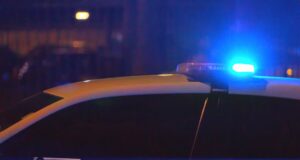 Tiroteo en el condado de Blount deja un detenido y un prófugo Luces azules de emergencia en una patrulla policial durante operativo nocturno por tiroteo en el condado de Blount.