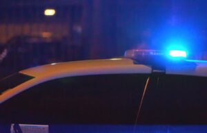 Tiroteo en el condado de Blount deja un detenido y un prófugo Luces azules de emergencia en una patrulla policial durante operativo nocturno por tiroteo en el condado de Blount.