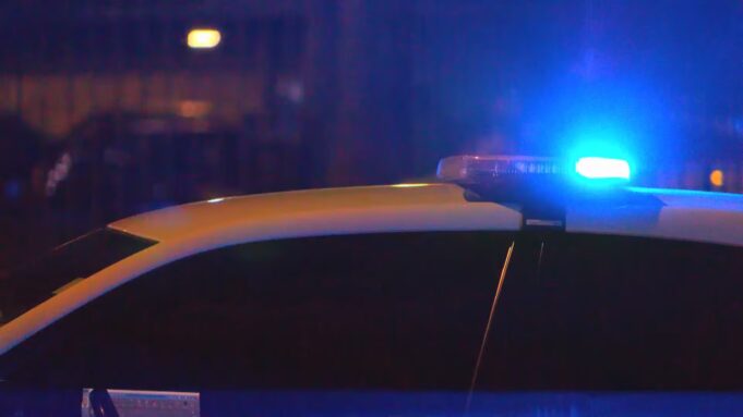 Tiroteo en el condado de Blount deja un detenido y un prófugo Luces azules de emergencia en una patrulla policial durante operativo nocturno por tiroteo en el condado de Blount.
