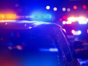 Tiroteo en el Condado de Chilton deja un muerto y confinamiento Luces de emergencia nocturnas de patrulla policial en operativo por tiroteo en el Condado de Chilton.