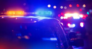 Tiroteo en el Condado de Chilton deja un muerto y confinamiento Luces de emergencia nocturnas de patrulla policial en operativo por tiroteo en el Condado de Chilton.