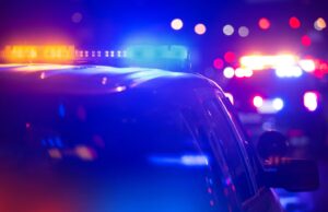 Tiroteo en el Condado de Chilton deja un muerto y confinamiento Luces de emergencia nocturnas de patrulla policial en operativo por tiroteo en el Condado de Chilton.