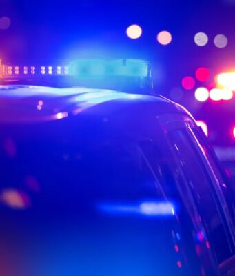 Tiroteo en el Condado de Chilton deja un muerto y confinamiento Luces de emergencia nocturnas de patrulla policial en operativo por tiroteo en el Condado de Chilton.
