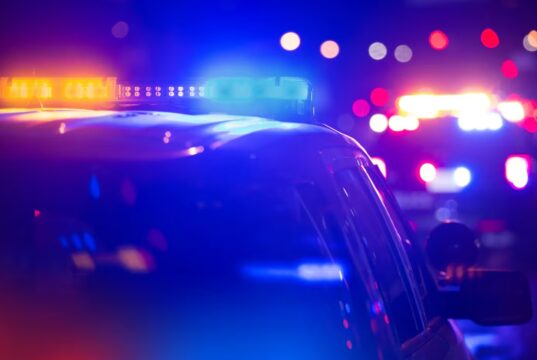 Tiroteo en el Condado de Chilton deja un muerto y confinamiento Luces de emergencia nocturnas de patrulla policial en operativo por tiroteo en el Condado de Chilton.